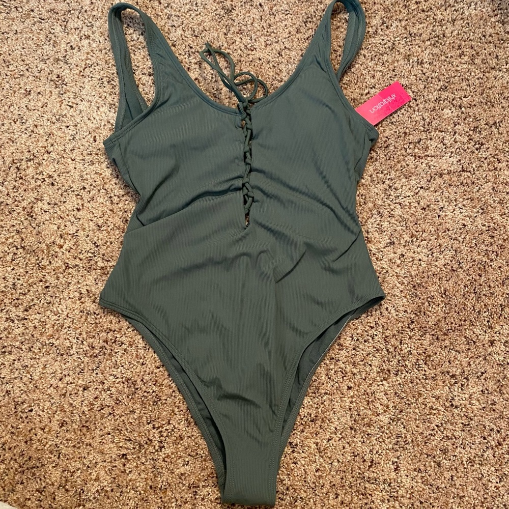 Front tie high cut NWT